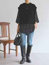 ブラックのニットベスト×ドット柄シャツ 着用 バッグを持ったポーズ
