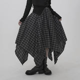 ブラックチェックのスカート 着用 裾を広げたポーズ