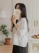 中袖Tシャツ ホワイト 着用 本を顔の前に持って