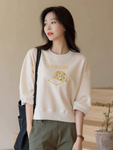 クリームの中袖Tシャツ ゴールドキャップ柄 着用 横向き