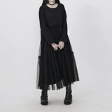 ブラックのチュールワンピース 着用 正面 手を前に組んだポーズ