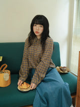 チェック柄シャツ 着用 座りポーズ