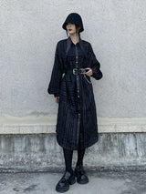 ブラックのロングシャツワンピース ベルト合わせ 着用