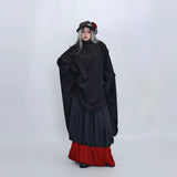 ブラックのロングシャツ 着用 赤いスカートと