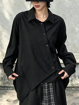ブラックのシャツ 着用 裾のアシンメトリーな切り替え