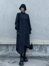 ブラックのロングシャツワンピース 着用 正面 バッグ合わせ