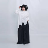 ブラックのスカート風ワイドパンツ 着用 全身 白シャツ合わせ
