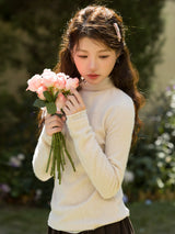 ハーフネックニット 着用 花束を持って