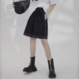 ブラックのショートパンツ 着用 手をポケットに入れた姿