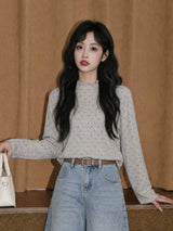 ドット柄 フリルネック長袖Tシャツ 着用 バッグを持ったポーズ