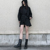 ブラックのショートパンツ 着用 シャツ合わせ 正面