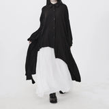 ブラックのロングシャツ 着用 歩くポーズ 不規則な裾