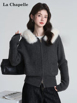 ふんわりファー フード付きニットカーディガン 着用 バッグを腕にかけたポーズ