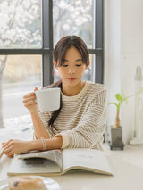 ボーダー中袖Tシャツ カーキ 着用 正面 テーブルで読書