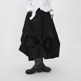 ブラックのアシンメトリースカート 着用 斜め 裾の広がり