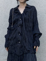 ブラックのしわ感シャツ 着用 正面 前ボタン