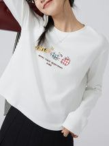ホワイトの長袖Tシャツ 斜め