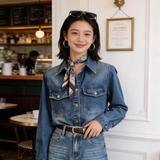 ブルーのデニムシャツ 着用 笑顔