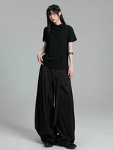 ブラックのモックネックTシャツ×ワイドパンツ