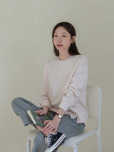 ピンクベージュのスウェット 着用 座りポーズ