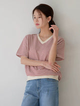 ワインレッドボーダーのTシャツ 着用 髪に手を添えて