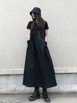ブラックのロングジャンパースカート 着用 Tシャツ合わせ