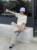クリームのTシャツ 着用 ベンチに腰かけて ワイドパンツ合わせ