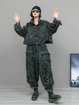 デニムジャケットとワイドパンツ 着用 手を広げたポーズ