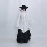 ホワイトのロングシャツ 着用 フレアスリーブ
