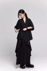 ブラックの刺繍シャツ 着用 ウエストを結ぶポーズ