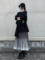 ブラックのクルーネックニット 着用 全身