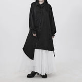 ブラックの盤扣シャツワンピース 着用 歩くポーズ