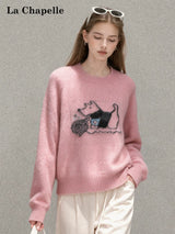 ピンクの犬柄ジャカードニット 着用 手をポケットに入れたポーズ
