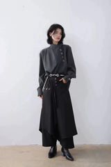 スカート風 アシンメトリー ワイドパンツ ブラック 着用 全身 グレーシャツ合わせ