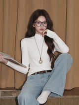 モックネック長袖Tシャツ 着用 頬杖のポーズ