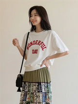 ホワイトのプリントTシャツ 着用 スカートと