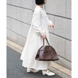 ホワイトのジャカード ロングワンピース 着用 歩く横向き