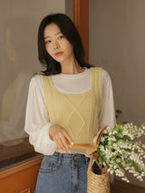 ホワイトの長袖Tシャツ 着用 ニットベストと
