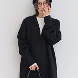 ブラックのVネック ニットロングワンピース 着用 帽子とメガネのポーズ