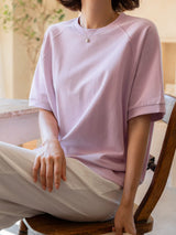 ライラックのTシャツ 着用 座りポーズ
