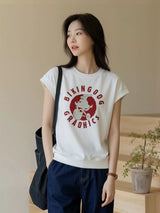 イラストプリントTシャツ 着用 バッグを持って