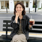 ヴィンテージ風デニムジャケット 着用 ドリンクを持って