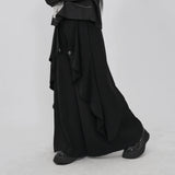 ブラックのレイヤードワイドパンツ 着用 斜め 裾の流れ