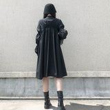 ブラックのシャツワンピース 着用 後ろ姿 背中のギャザー