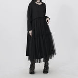 ブラックのチュールワンピース 着用 斜め 裾の重なり
