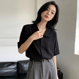 ブラックの半袖シャツ 着用 襟元