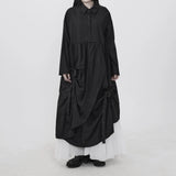 ブラックのシャツワンピース 着用 手を前に