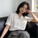 ホワイトの半袖シャツ 着用 ソファ
