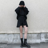 ハイウエストのショートパンツ 着用 ブーツ合わせ 全身