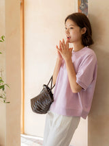 ライトパープルのラグランTシャツ 着用 かごバッグと